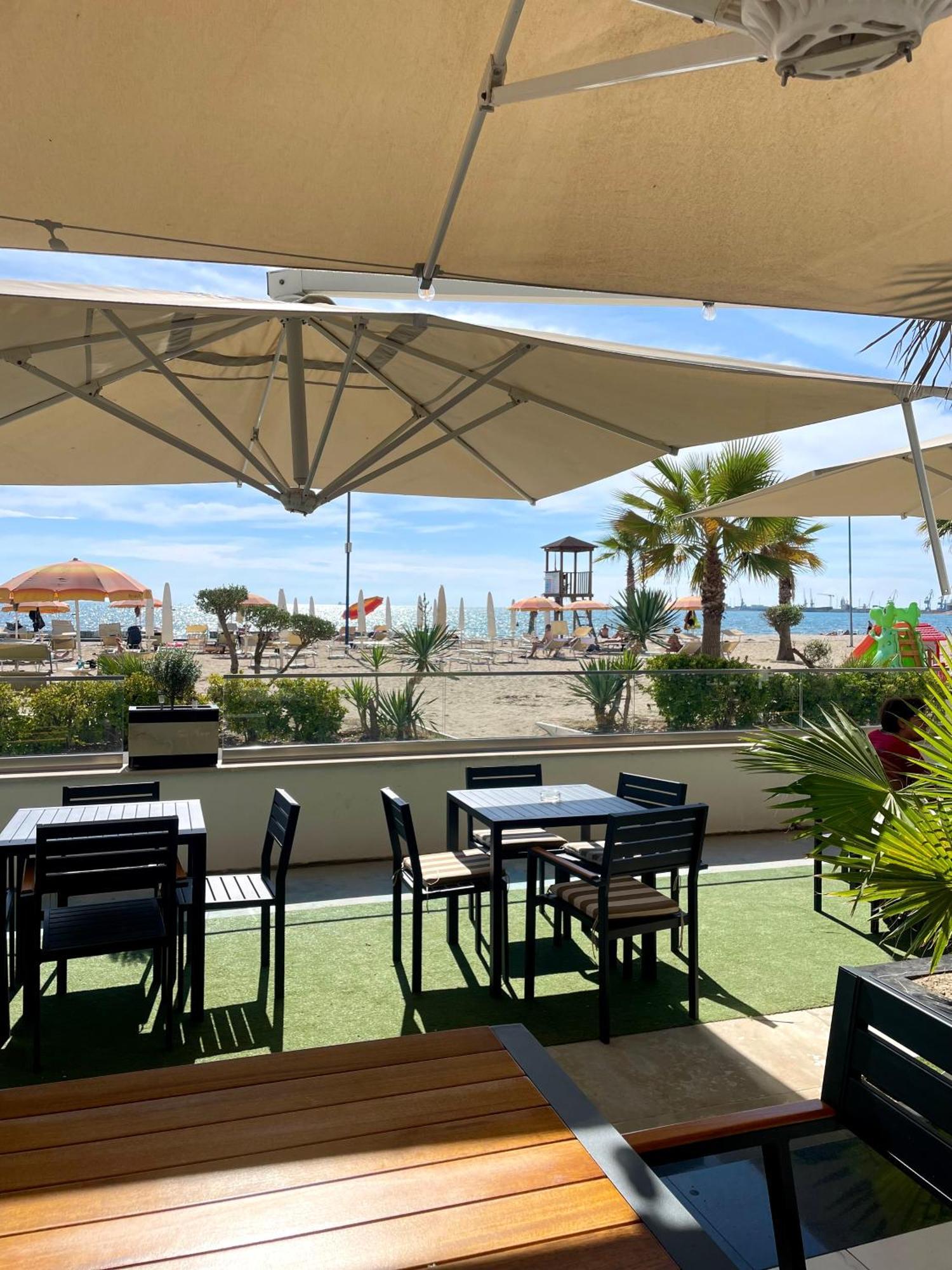 Cozy Beachfront Room ドゥラス エクステリア 写真